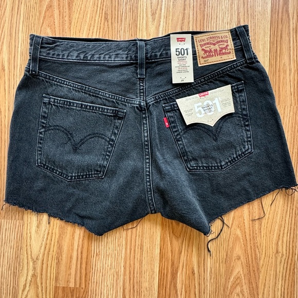 Women’s Levi Shorts - Picture 2 of 3